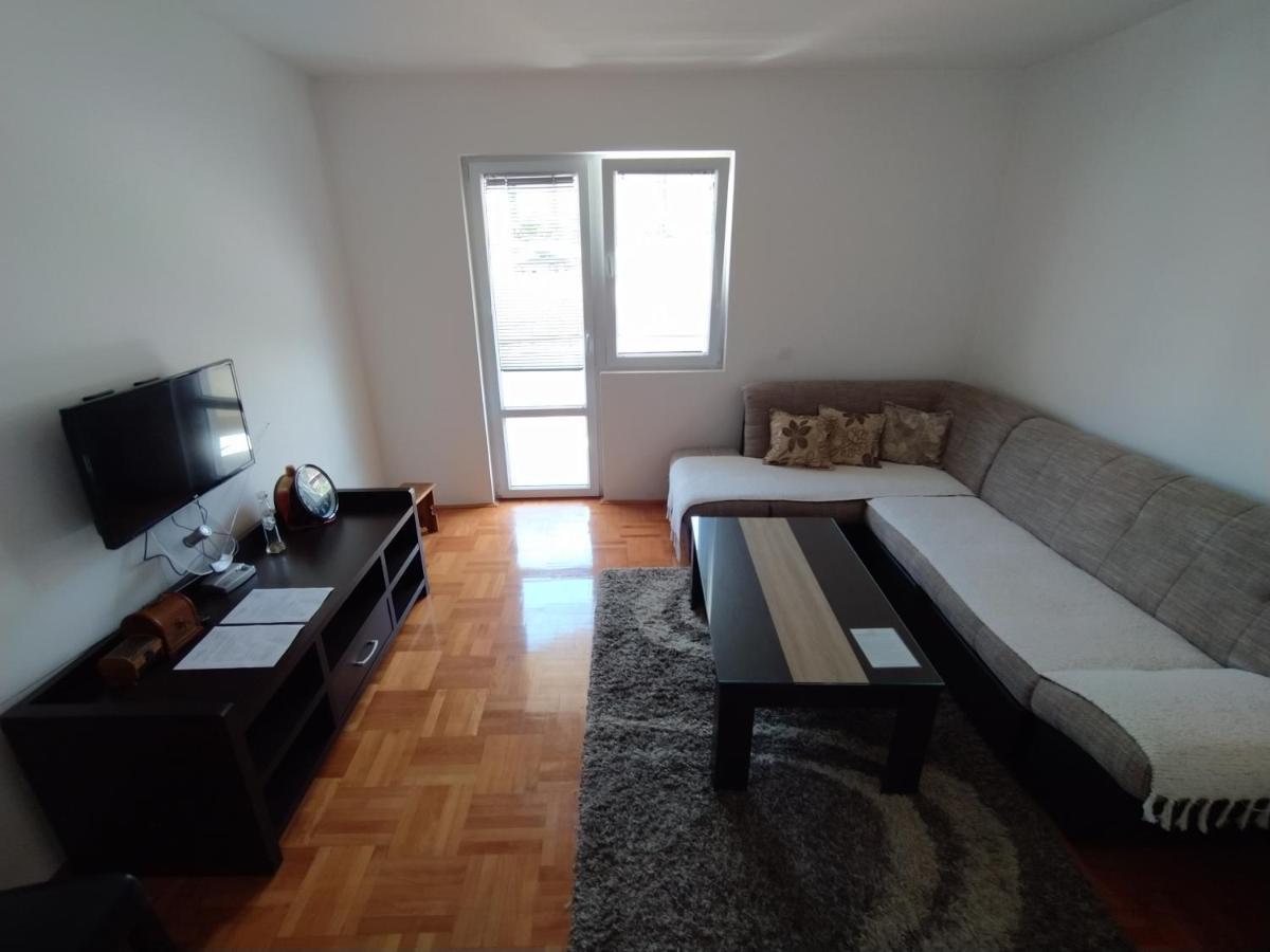 Apartment Silence B Pluzine Bagian luar foto
