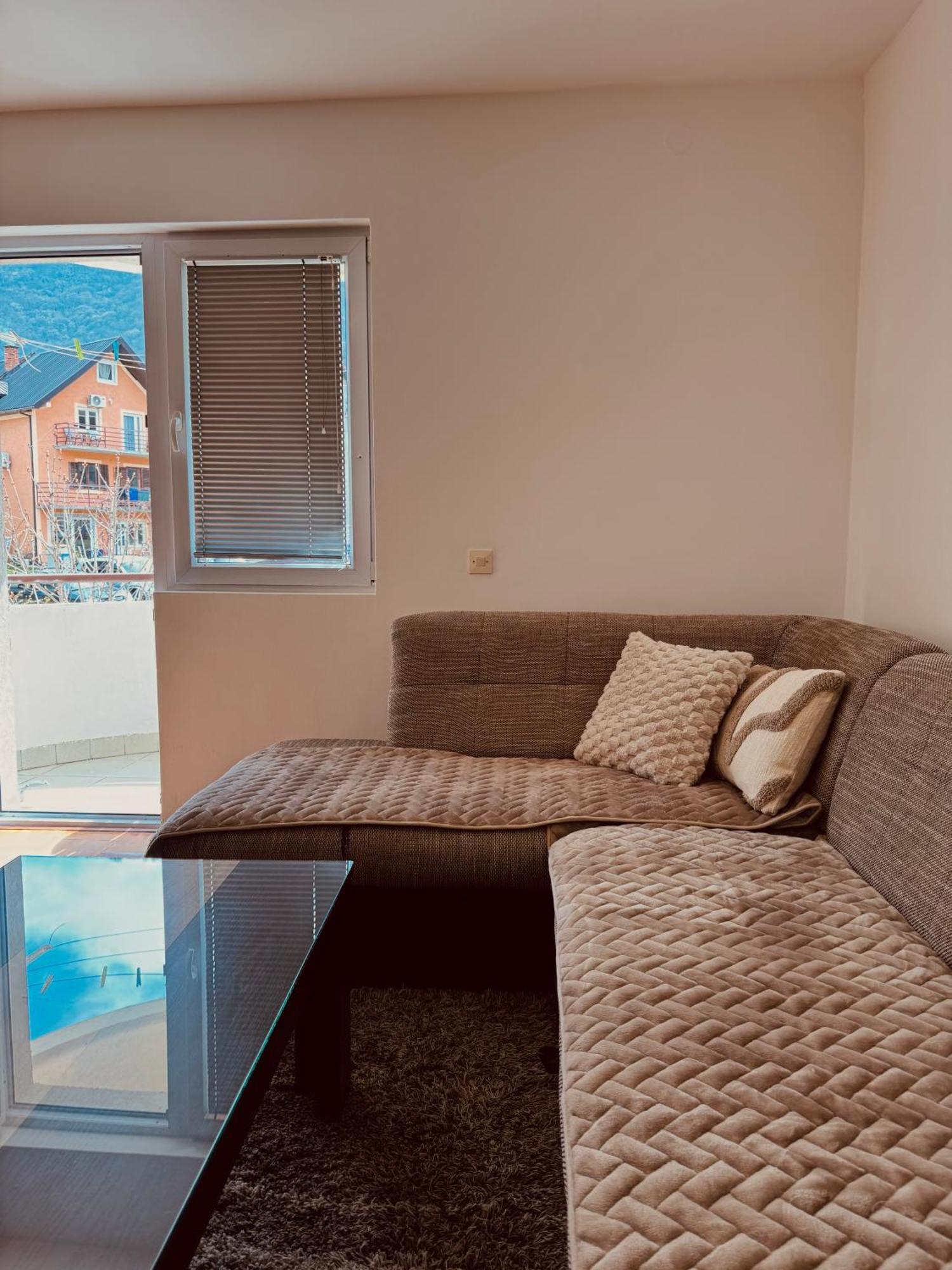 Apartment Silence B Pluzine Bagian luar foto